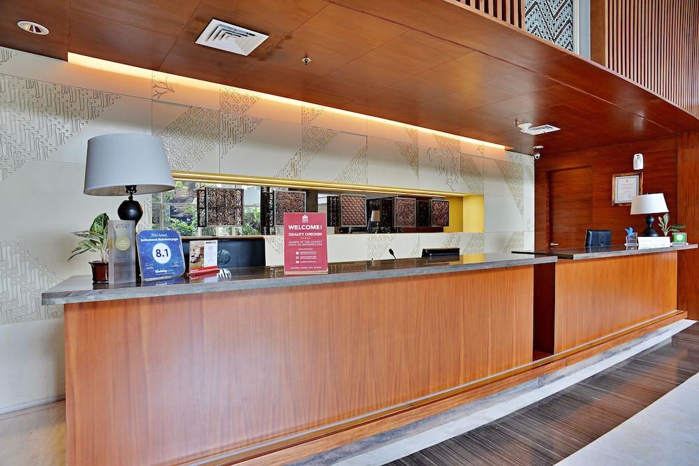 Jambuluwuk Malioboro Hotel Джокьякарта Экстерьер фото The reception desk at the hotel
