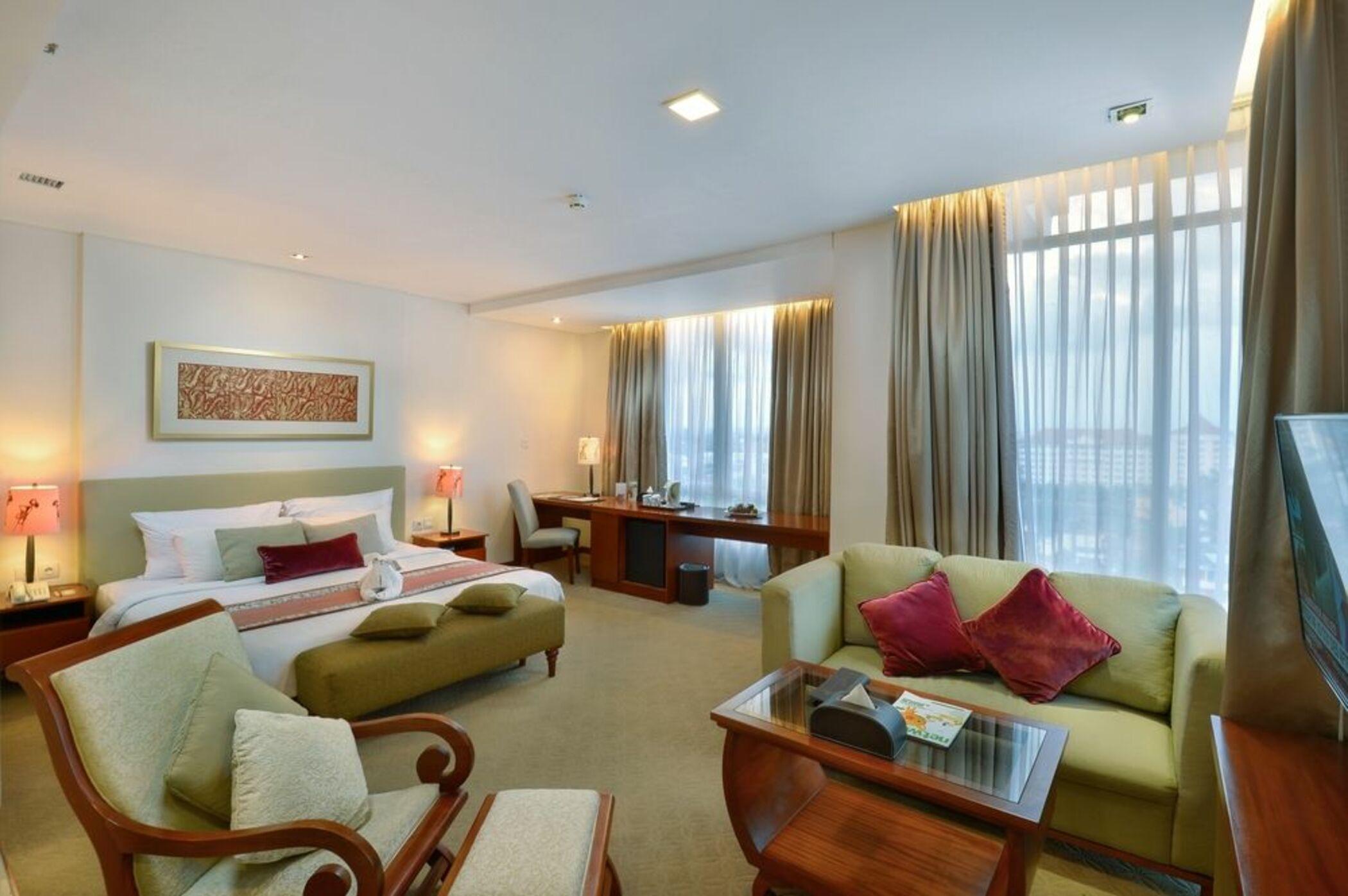 Jambuluwuk Malioboro Hotel Джокьякарта Экстерьер фото A suite at the hotel
