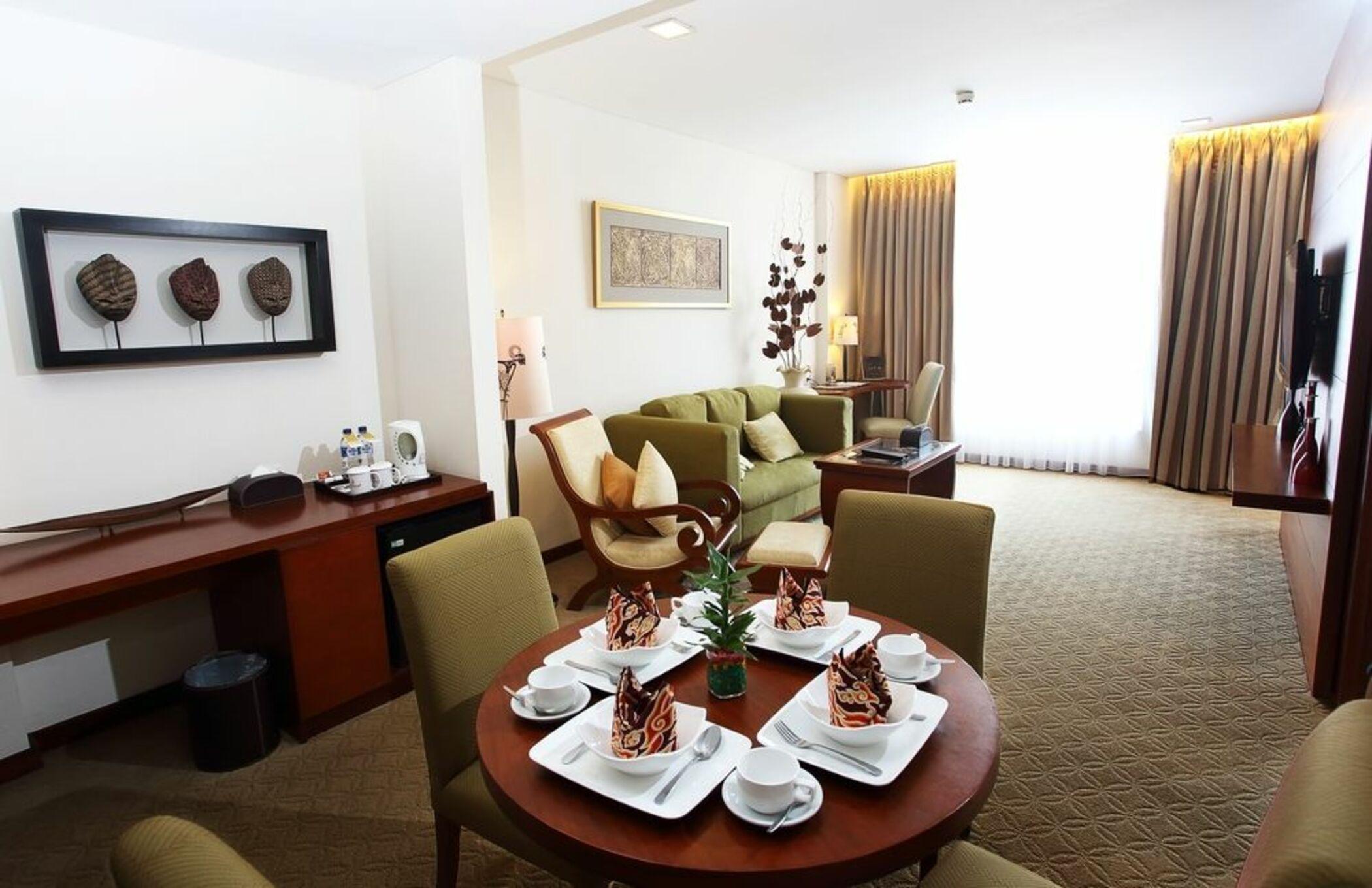 Jambuluwuk Malioboro Hotel Джокьякарта Экстерьер фото Suite room