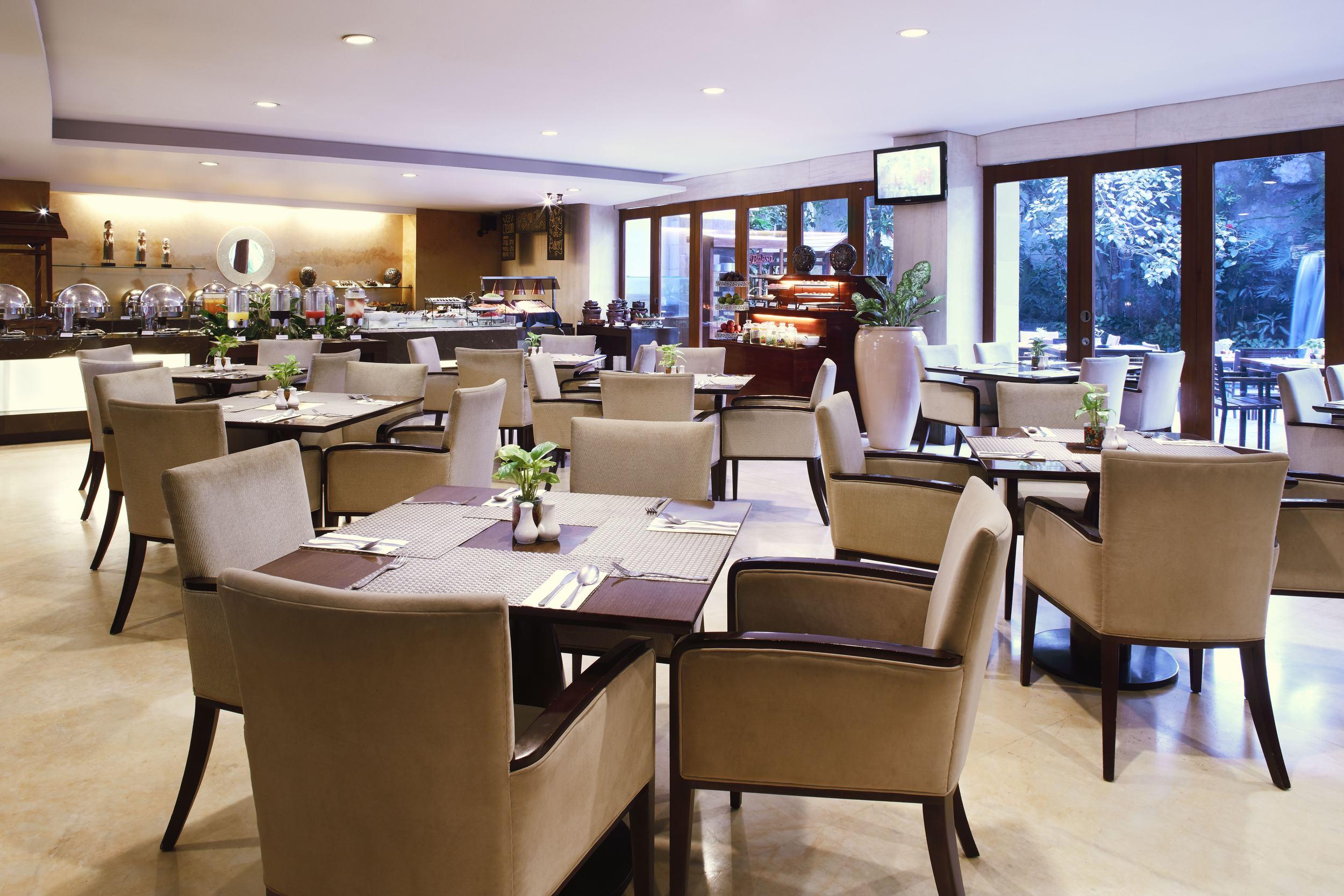 Jambuluwuk Malioboro Hotel Джокьякарта Экстерьер фото The Club Lounge at the Royal Garden Grove