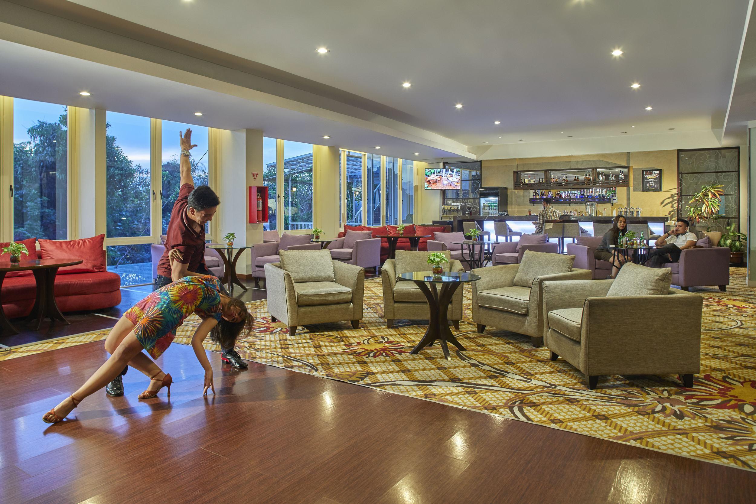 Jambuluwuk Malioboro Hotel Джокьякарта Экстерьер фото The lobby of the hotel