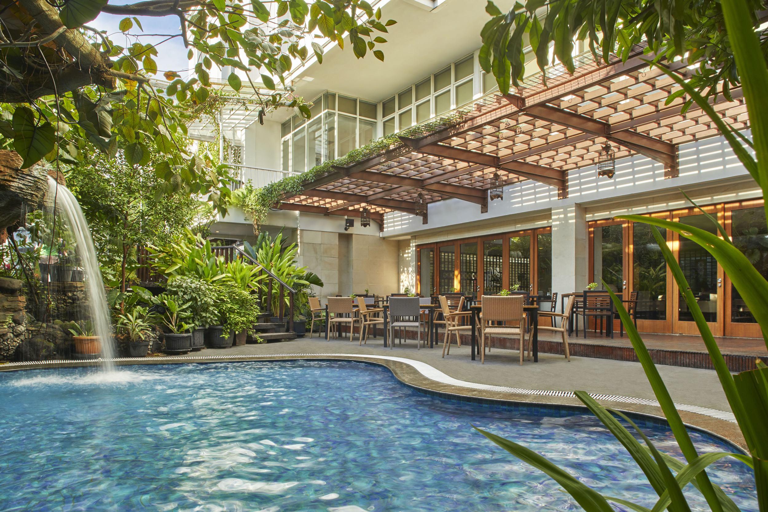Jambuluwuk Malioboro Hotel Джокьякарта Экстерьер фото The pool at the hotel