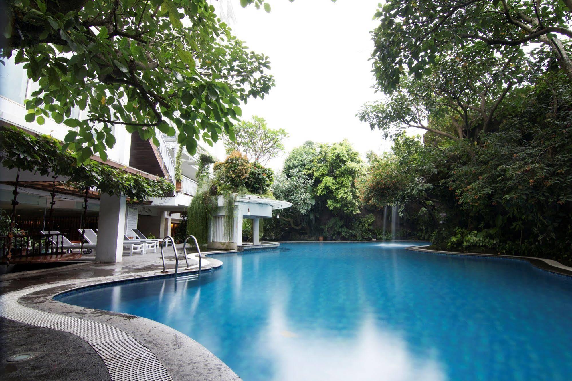 Jambuluwuk Malioboro Hotel Джокьякарта Экстерьер фото The swimming pool at the hotel